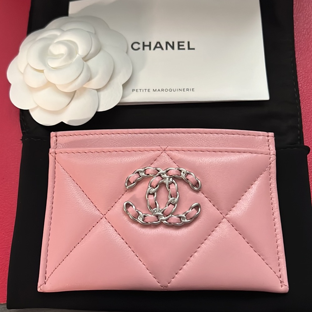 CHANEL 19 Card Holder Pink